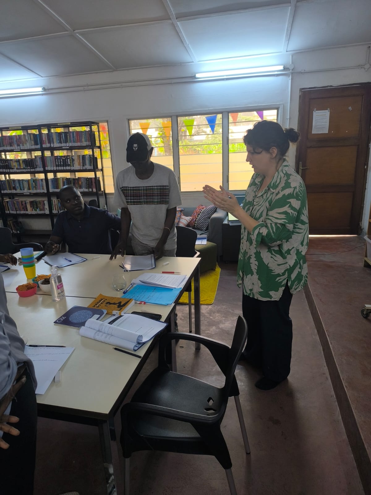 De leerkrachten werken samen aan de tafel in de bibliotheek